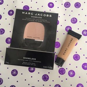 Marc Jacobs Shameless Youth-look 24 hr Foundation